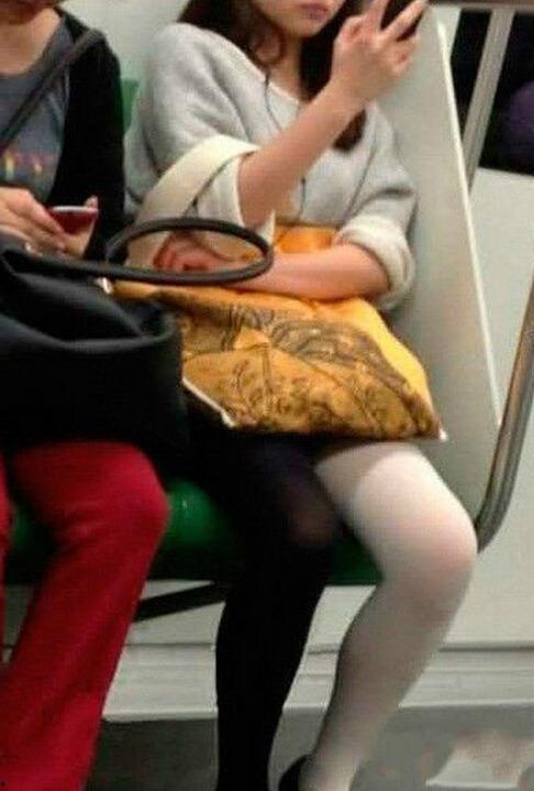 偷看农村女人换丝袜,窥视农村女性换丝袜的私密瞬间