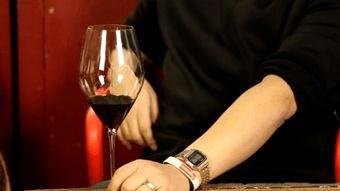 女孩喝红酒av,探寻女孩品鉴红酒的优雅瞬间